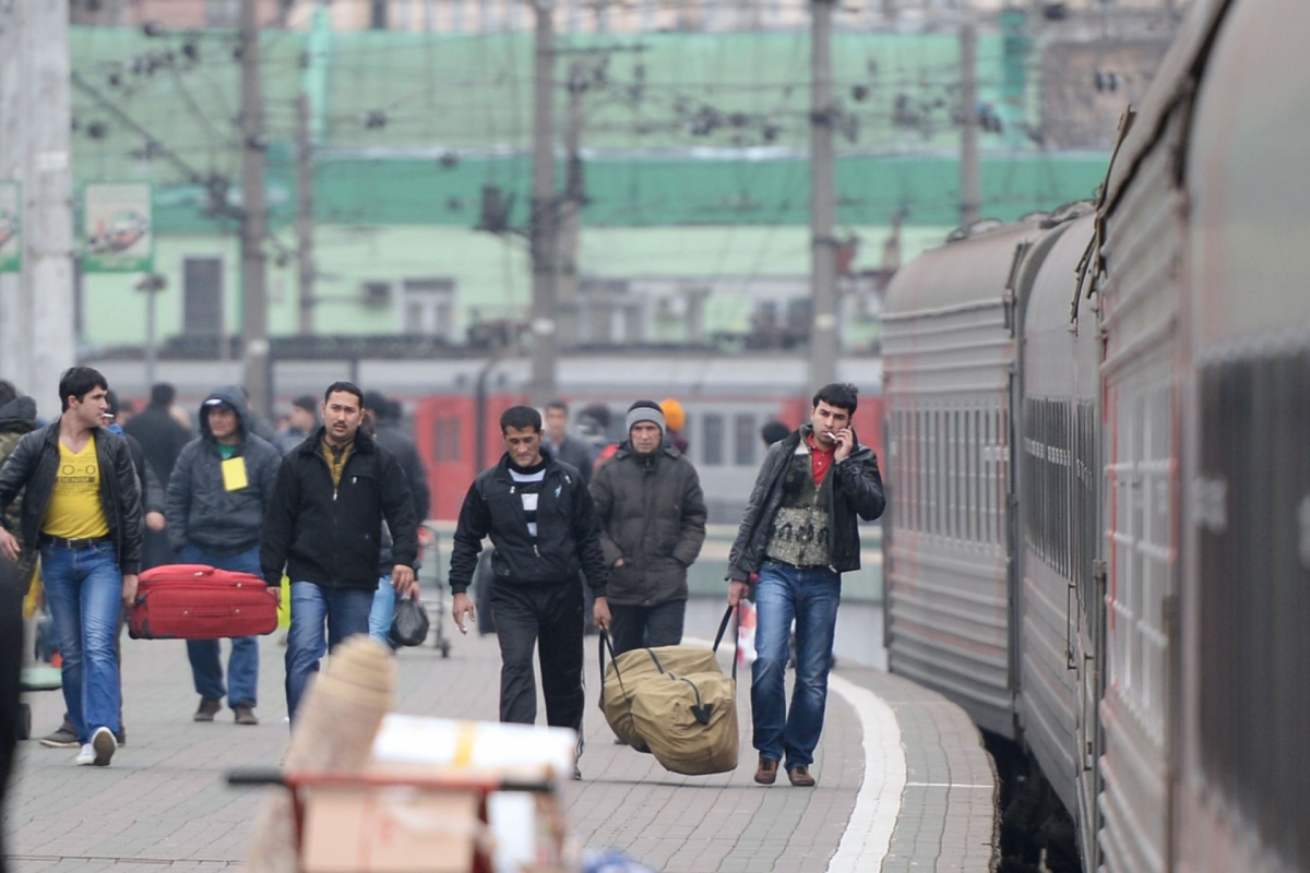 Трудовая миграция кыргызстанцы в Москве. Мигранты на вокзале. Мигранты Таджикистана. Мигранты кыргызы. Почему многие уезжают