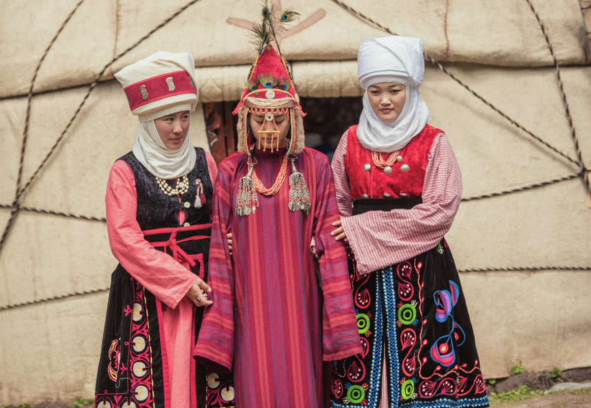 История киргизов. Национальный костюм Киргизии. Киргизы костюм женский. Национальная одежда кыргызов. Киргизский народный костюм женский.