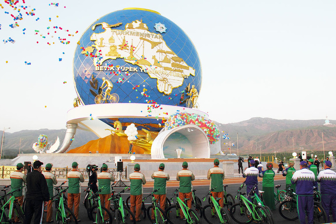 Бердымухамедов открыл в Ашхабаде монумент велосипеду