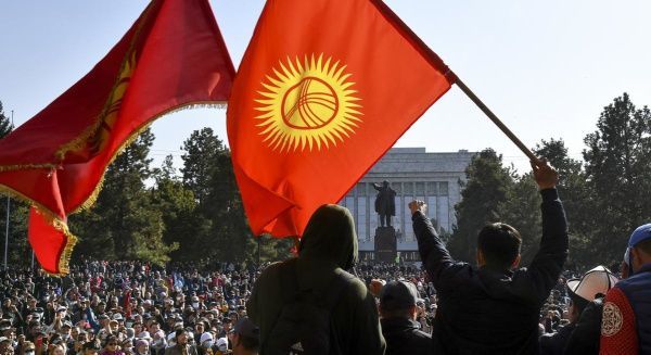 В Кыргызстане демократия живет, а в Европе уже умерла. Обзор кыргызоязычных СМИ за неделю