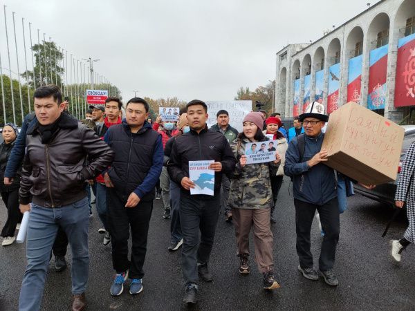 Протесты вокруг Кемпир-Абада: политический кризис в Кыргызстане