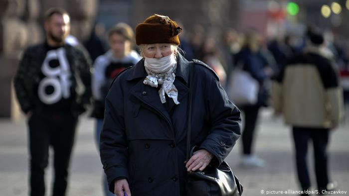 Казахстанцам старше 65 лет ограничили передвижение на улицах