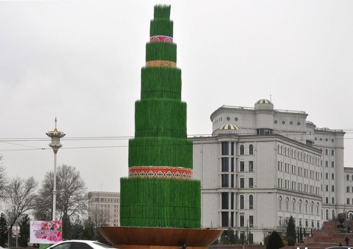 В центре Душанбе установлен огромный символ Навруза 