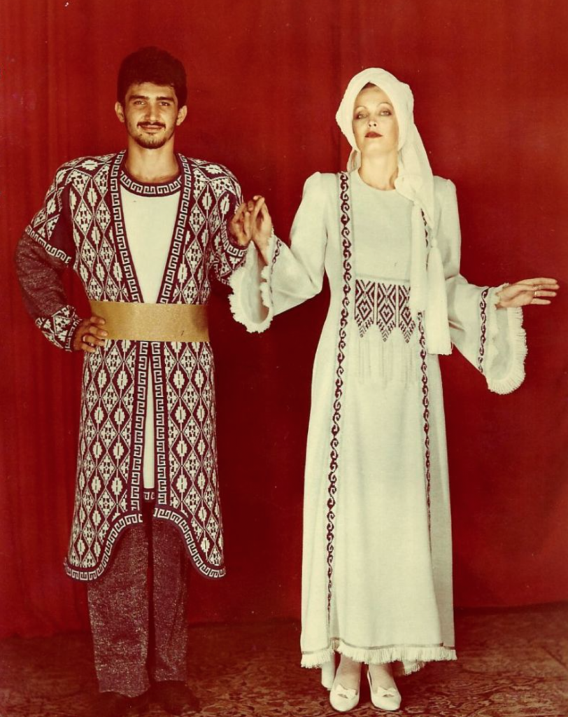 Советские таджики. Таджикистан ССР национальный костюм. Национальная одежда Таджикистана ССР. Национальный костюм Таджикистана в СССР. Таджикская Национальная одежда мужская.