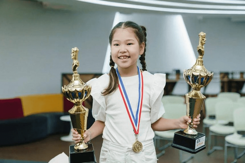 Семилетняя казахстанка выиграла чемпионат мира по шахматам