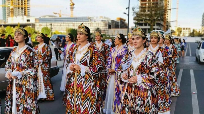 В Ташкенте прошел парад национальной ткани «хан-атлас»