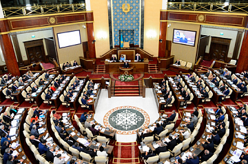 Нынешний состав казахстанского парламента устарел – место должны занять одномандатники