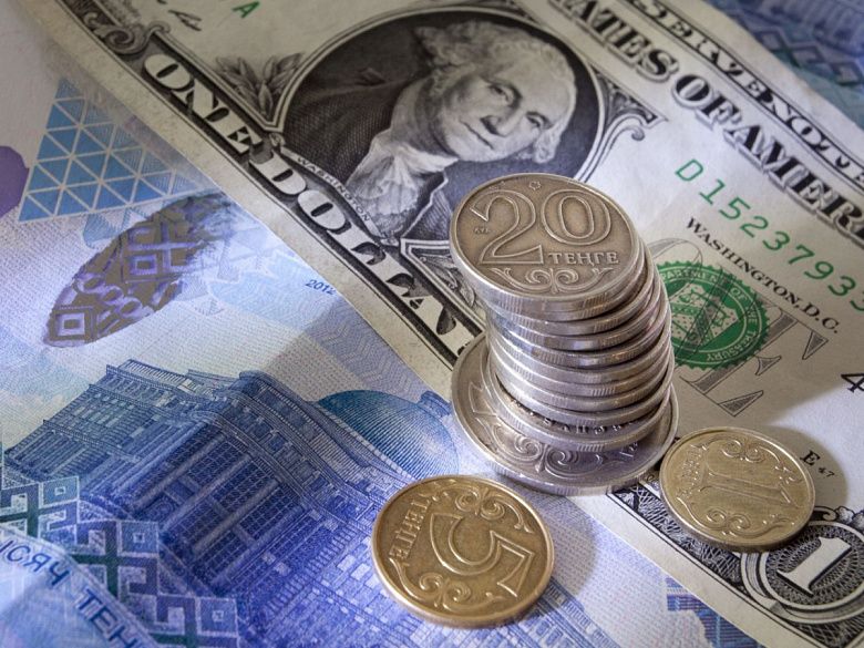 Эксперты: До конца года тенге по отношению к доллару может подешеветь на 10,5 – 17,5 тенге