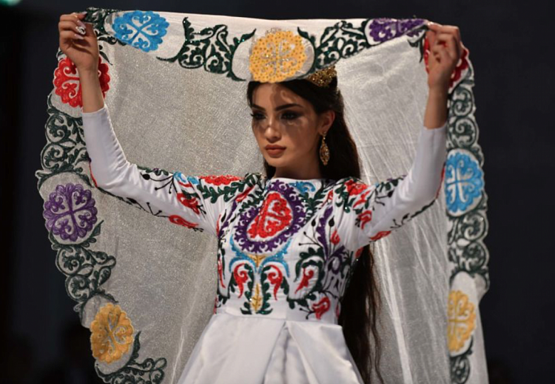 Таджикский дизайнер показал на подиуме 100-летнюю историю чакана 
