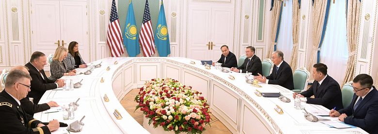 Президент Казахстана принял Государственного секретаря США Майкла Помпео 