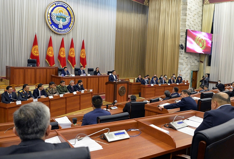 Киргизия экономит на бюрократах: в правительстве сократили 14 должностей