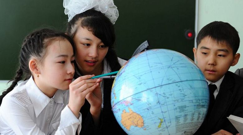 В Казахстане хотят запретить массовый выезд школьников без разрешения властей. Что случилось?