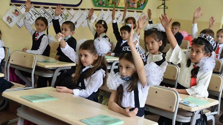Россия передала Таджикистану книги для русскоязычных школ