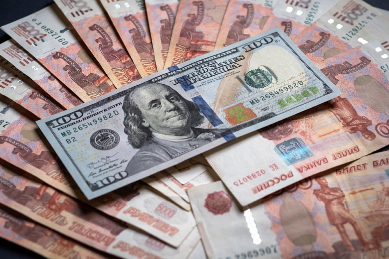 Казахстанцы перекладываются в валюту