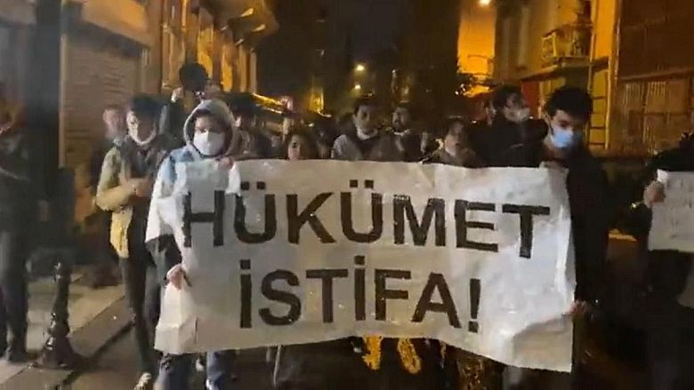 В Турции начались акции протестов с требованием отставки правительства