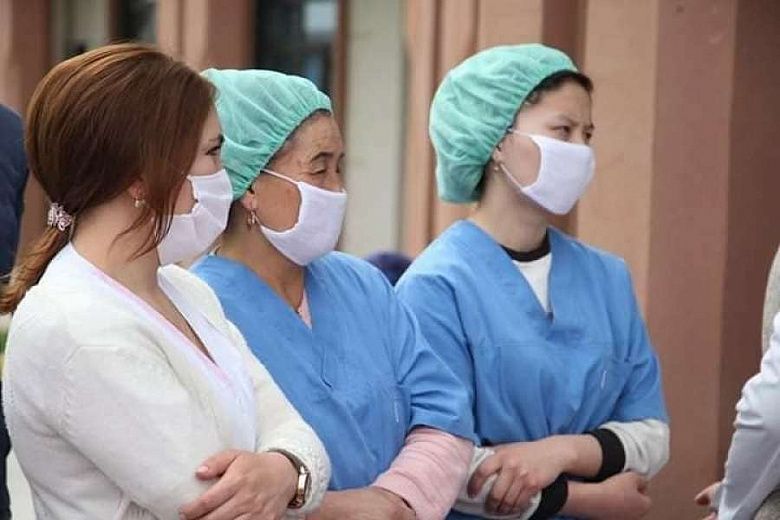 В Кыргызстане подписан закон о статусе медработников – что он даст