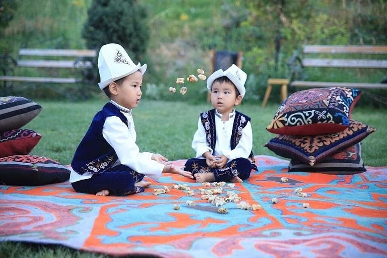 Благочестивая и слуга Бога: какие имена чаще всего дают детям в Центральной Азии?
