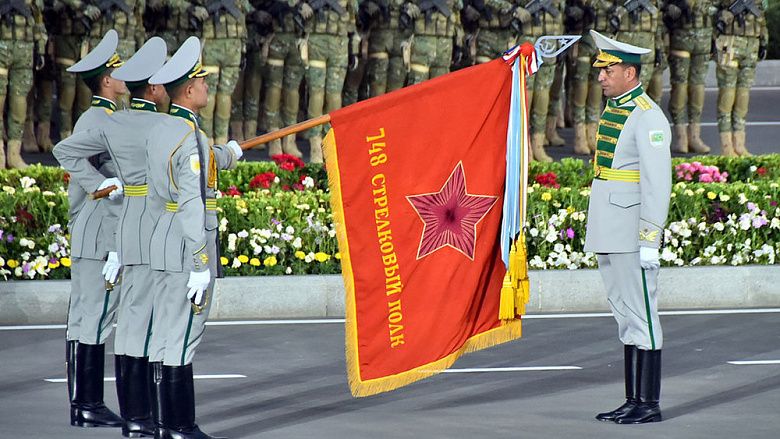 Бердымухамедов поблагодарил Путина за передачу знамени полка своего деда