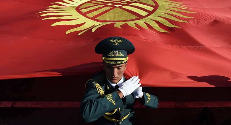 Курьезы, обряды и мотоциклисты – чем запомнились инаугурации президентов Кыргызстана