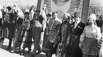«Советское прошлое как сплошное бедствие»: под кого переписывается история Казахстана