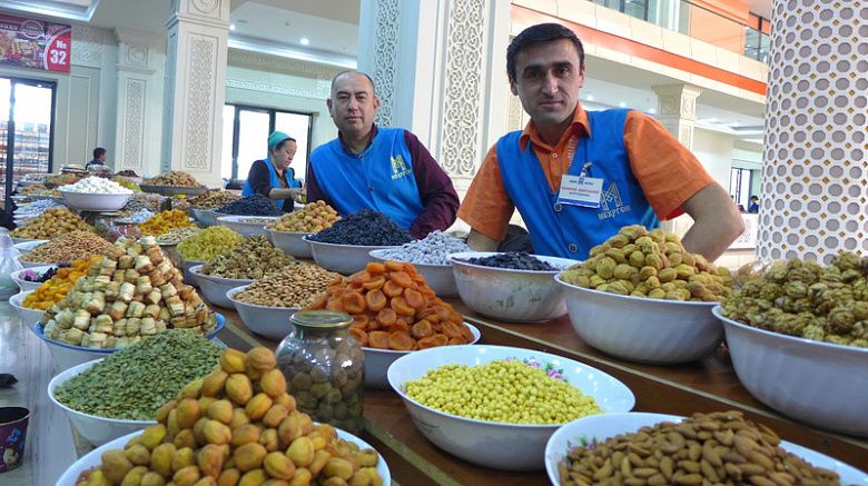 Торговцев в Душанбе переоденут в единую рабочую форму