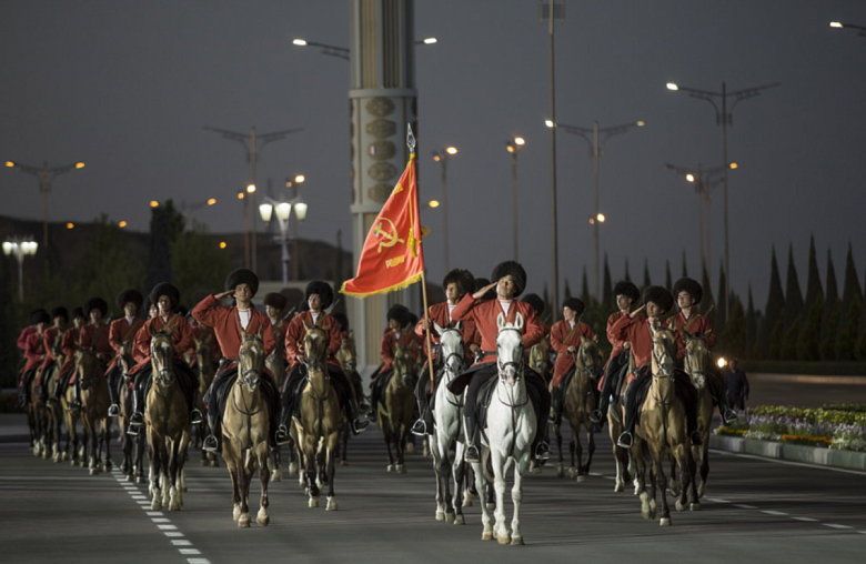 В Туркменистане провели первый в истории страны парад в День Победы