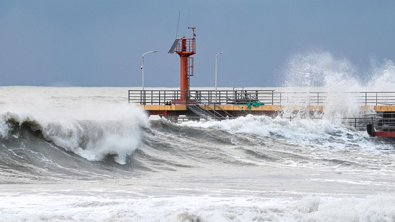 Волны 6–8 метров: КТК остановил прием нефти из-за шторма в Черном море