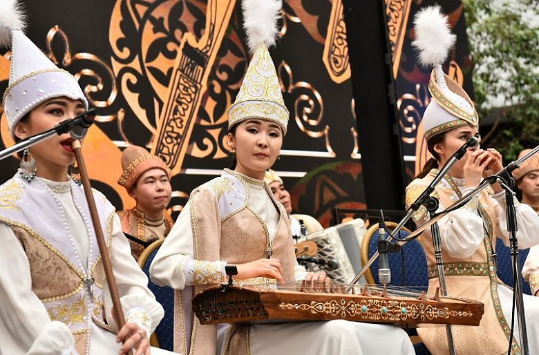 Казахстанские музыканты установили рекорд, исполнив 75 мелодий наизусть