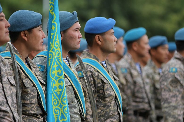 Зарплаты военнослужащих увеличатся на четверть с 1 июля - Назарбаев