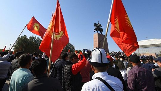 Слабые институты, разделенное общество: сможет ли Киргизия выбраться из кризиса?