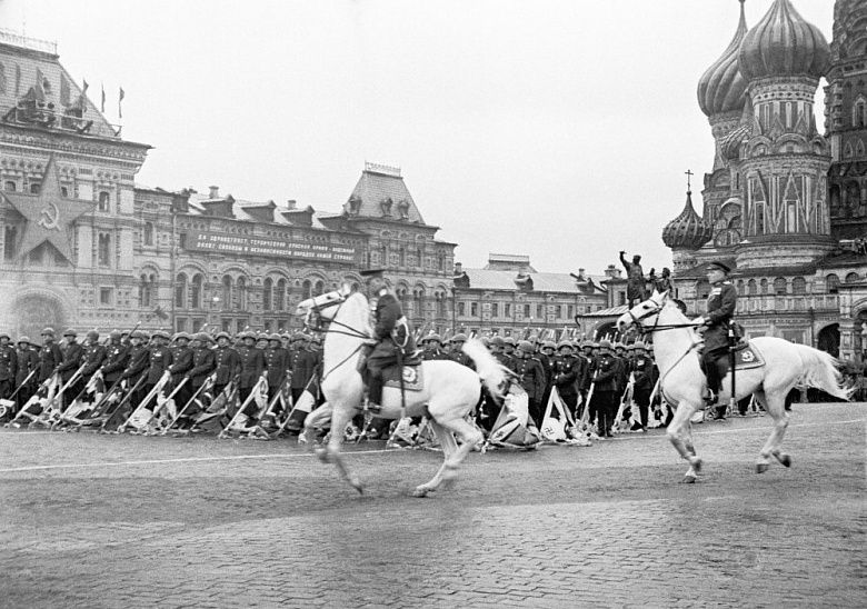 75 лет назад: как прошел первый парад Победы 1945 года