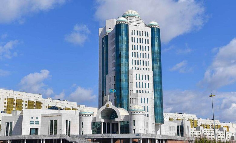 В Казахстане при угрозе конституционному строю парламент сможет принимать законы за сутки
