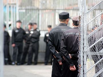 Осужденные в России кыргызстанцы отказываются отбывать срок на родине: обзор кыргызоязычных СМИ за неделю