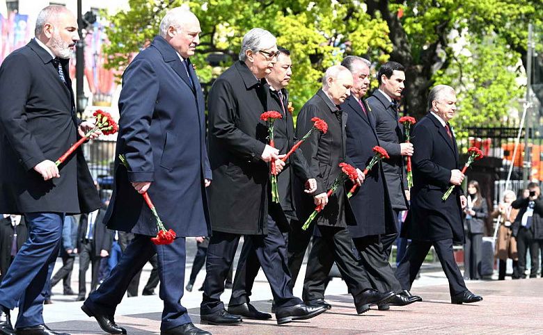 Лидеры стран СНГ возложили венки к Могиле Неизвестного Солдата в Москве