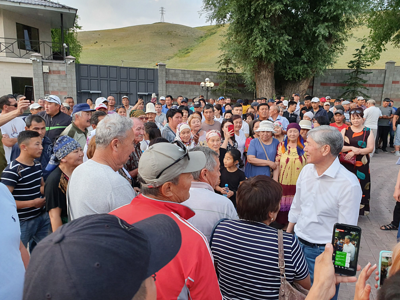 Эксперт: В Кыргызстане нет предпосылок для гражданского противостояния, происходящее – чистой воды политтехнологии