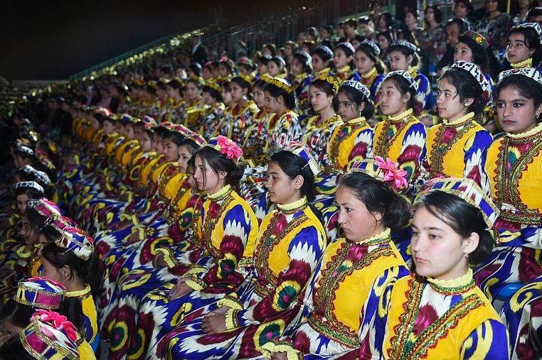 Навруз вместо карантина: в Таджикистане прошло массовое празднование с участием президента