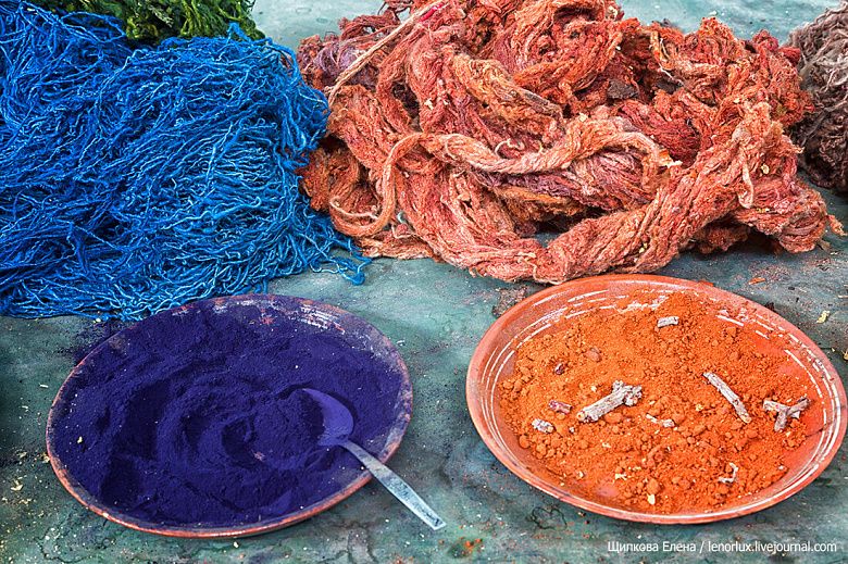 Как красят шелк ручной работы в Узбекистане