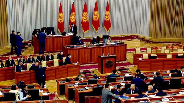 Депутаты парламента спорят о видах кастрации педофилов: обзор кыргызоязычных СМИ за неделю