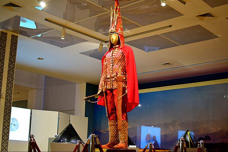Останки сакского воина в золотой одежде демонстрируются в музее Узбекистана