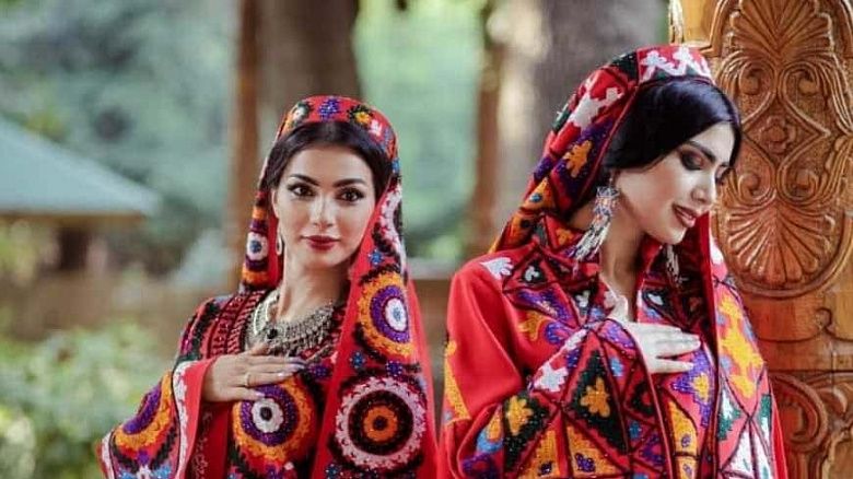 В шелках, но не хиджабах: как эволюционировало таджикское платье