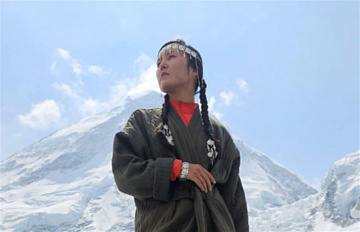 Впервые в истории: девушка-казашка покорила Эверест