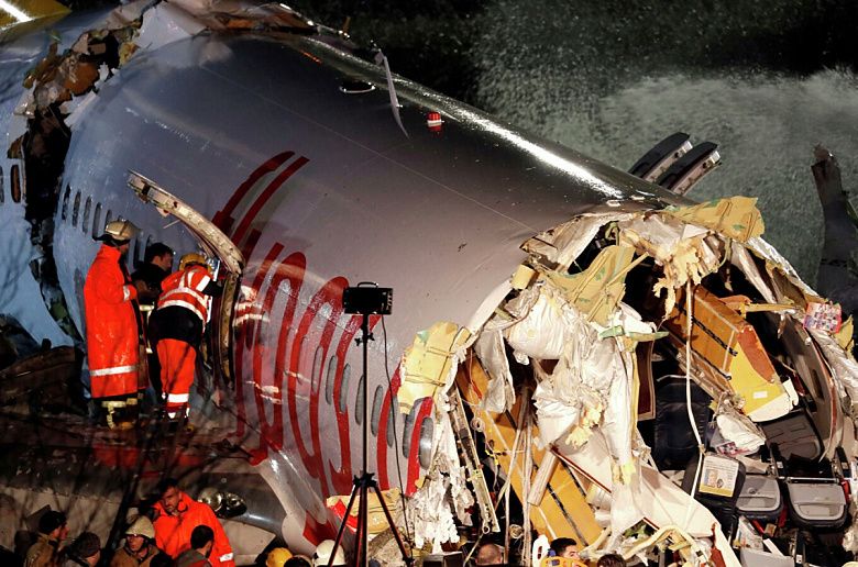 Самолет развалился на три части при жесткой посадке в Турции 