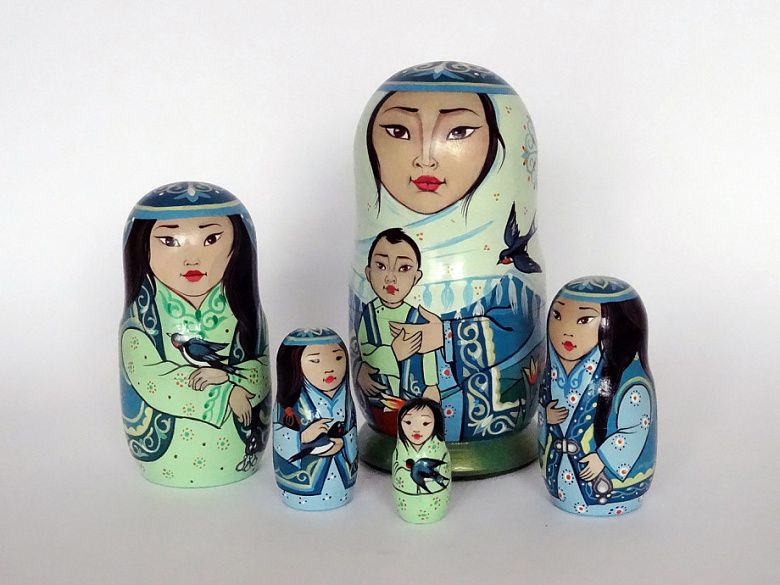 Казахские матрешки: как алматинка русские сувениры расписывает
