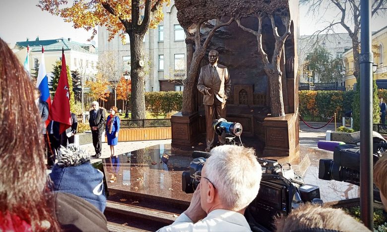 Памятник Исламу Каримову открыли в Москве