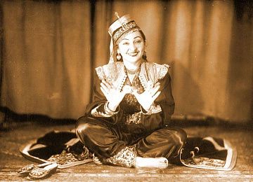 Работа в театре также почетна, как и у станка- узбекский театр в 20-е годы XXв.