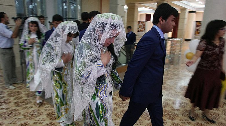 Таджикская поэтесса предлагает брать в $50 тыс. калым с иностранца за брак с таджичкой