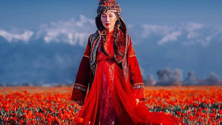 Красная королева. Россиянка оригинально показала красоту маковых полей Казахстана
