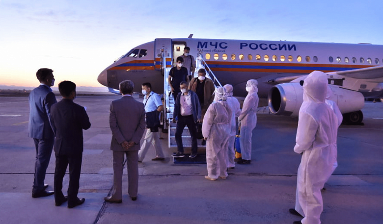 Российские медики прилетели в Кыргызстан для борьбы с COVID-19
