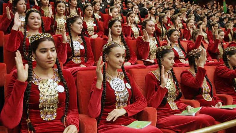 В Туркменистане женщин-госслужащих призвали не пользоваться косметикой