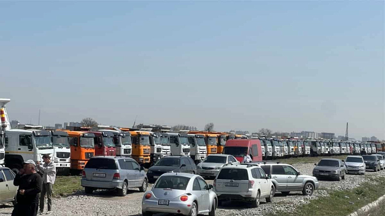 На окраине Бишкека бастуют водители грузовиков